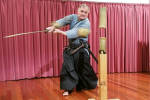 Sensei Hans: cutting center-piece with mayokogiri, leaving top piece in mid-air.